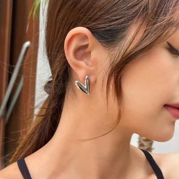 ($4) Chunky Heart Earring - Picture 5 of 7